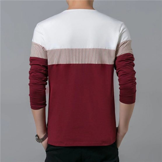 Straight T-shirt with a round neckline and long sleeves. Featuring a patch chest pocket with stripped detail.