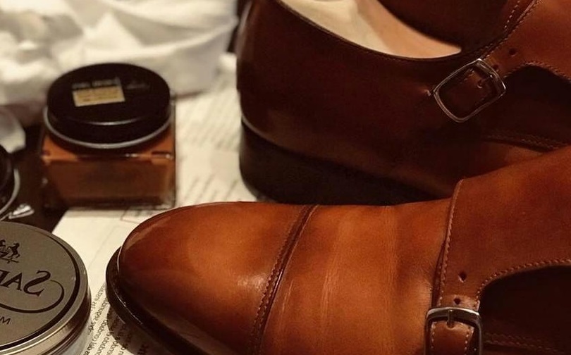 How to remove a scuff from leather on sale shoes